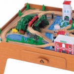 Set trenulet din lemn Big City Train cu masuta de joaca maro